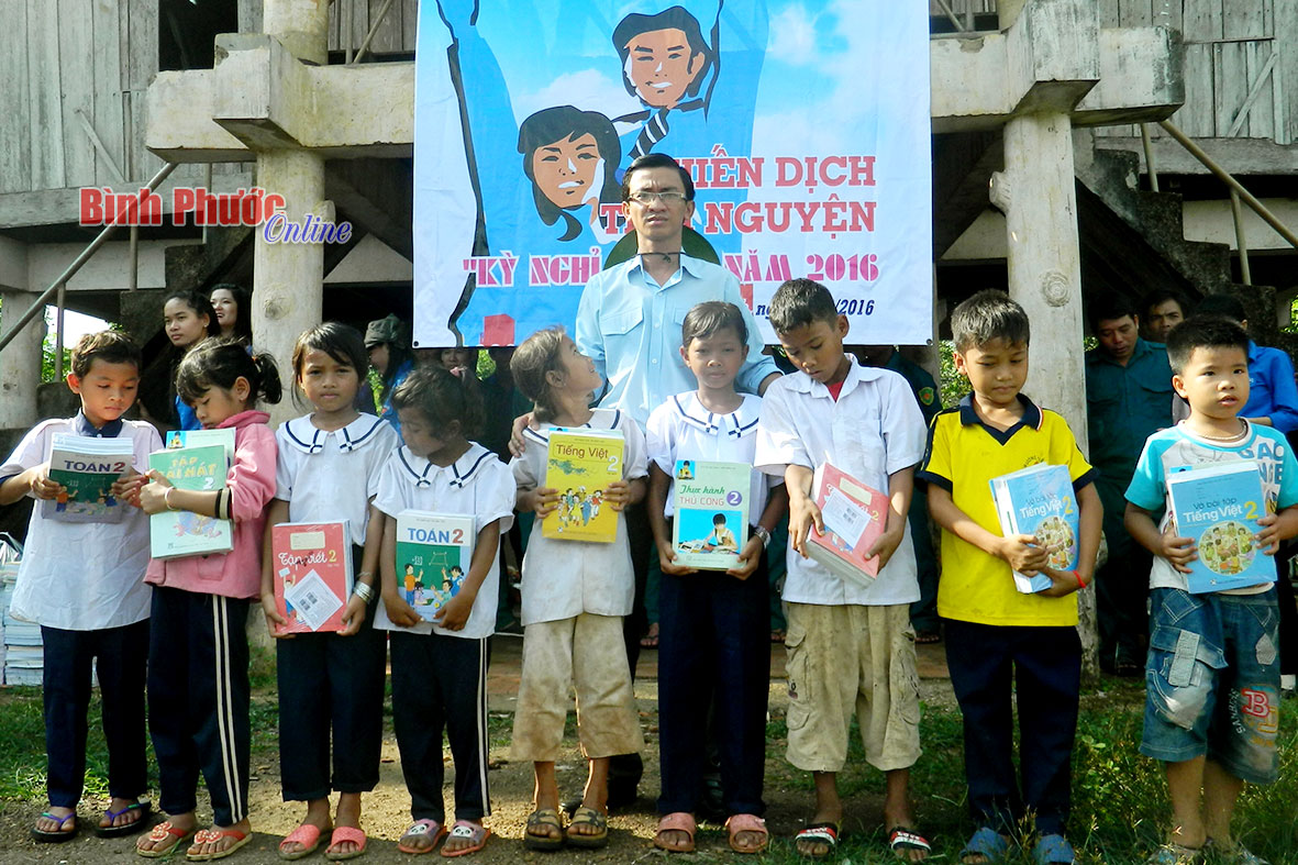 Anh Mai Quế Anh, Bí thư Huyện đoàn Lộc Ninh tặng quà cho các em thiếu nhi