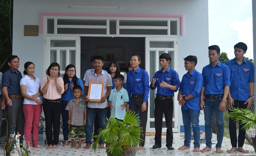 Bí thư Huyện đoàn Nguyễn Thị Hải Vân trao quyết định tặng "Nhà tình bạn" cho cho anh Hà Tường Vi