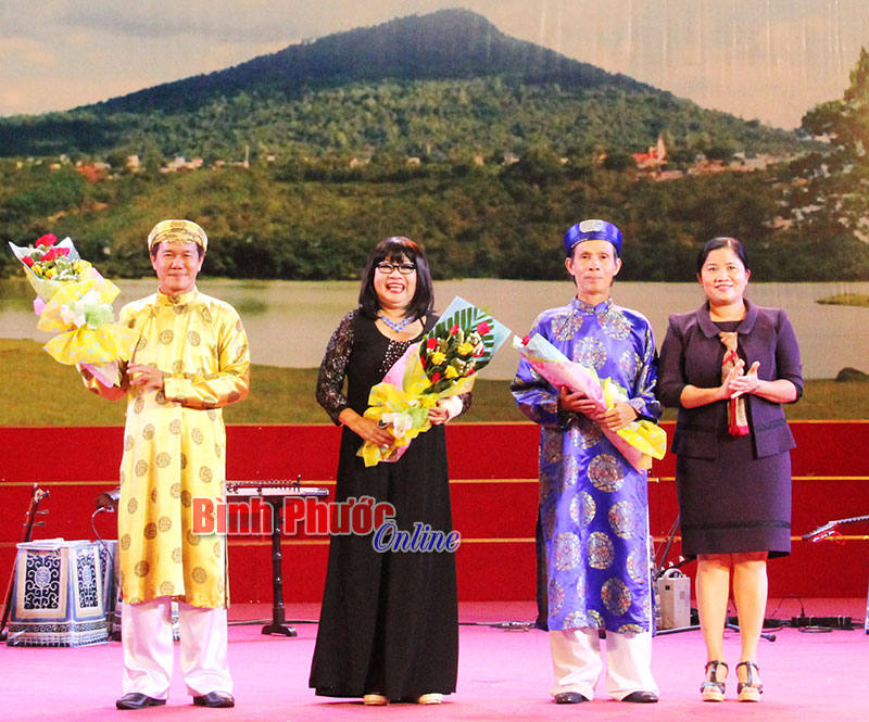 Ph&oacute; b&iacute; thư Thường trực Tỉnh ủy, Chủ tịch HĐND tỉnh Trần Tuệ Hiền​ tặng hoa cho Ban gi&aacute;m khảo Li&ecirc;n hoan Đờn ca t&agrave;i tử năm 2016