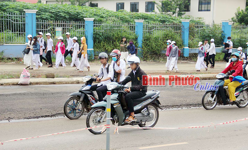 Nhiều học sinh Trường THPT Đồng Xoài đi học bằng xe phân khối lớn