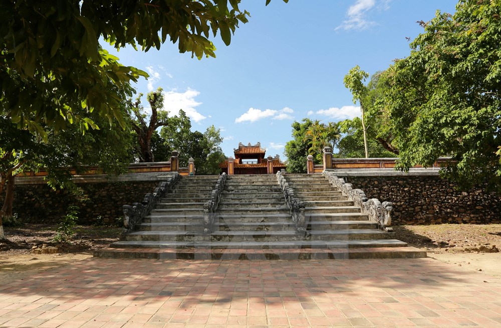 Điện Minh Thành trước điện thờ trong lăng Vua Gia Long. (Ảnh: Hồ Cầu/TTXVN)