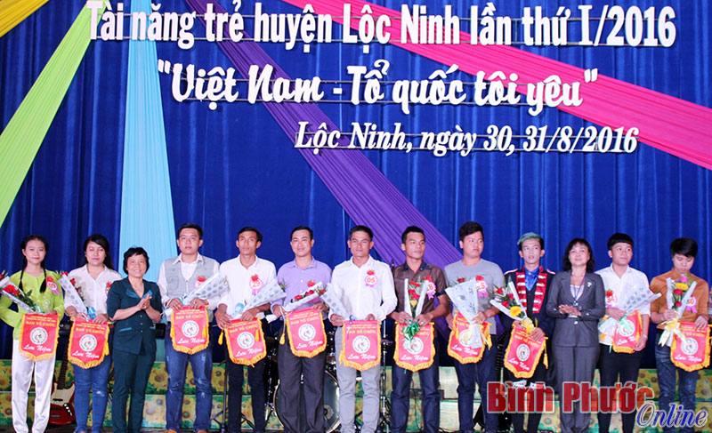 Ban tổ chức trao hoa v&agrave; cờ lưu niệm cho c&aacute;c th&iacute; sinh tham gia li&ecirc;n hoan