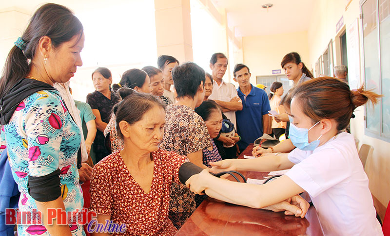 Trung tâm Công tác xã hội tỉnh phối hợp với đoàn y, bác sĩ thiện nguyện ở TP. Hồ Chí Minh khám, chữa bệnh cho người nghèo xã Phước Tân, huyện Phú Riềng - Ảnh: Ngân Hà