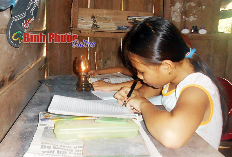 Không có điện, em Nguyễn Thị Hoa (lớp 6) ở ấp 2, xã Thanh Hòa phải học bài bằng đèn dầu