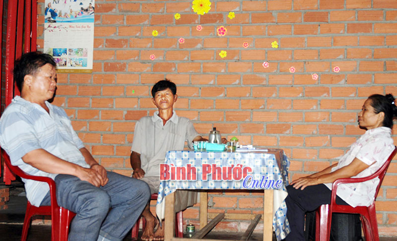Với vợ chồng ông Nông Văn Mỳ (bên phải), 4 người con hiếu học là hạnh phúc, là niềm tự hào lớn nhất
