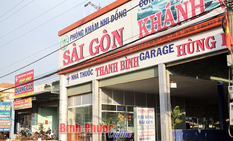 Đến nay, bảng hiệu “Phòng khám nhi đồng Sài Gòn” vẫn chưa sửa lại tên theo đăng ký trong hồ sơ của Sở Y tế “Phòng khám nội tổng hợp Sài Gòn”