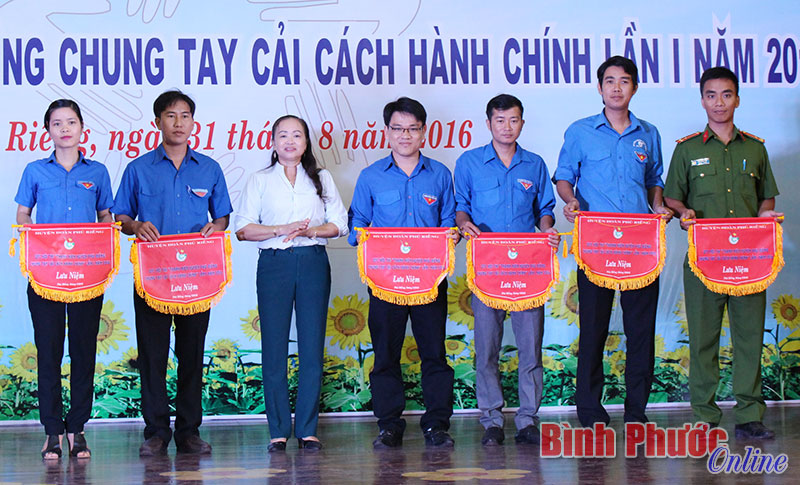 Phó chủ tịch UBND huyện Phú Riềng Trần Thị Loan tặng cờ lưu niệm cho đại diện các cụm tham gia hội thi