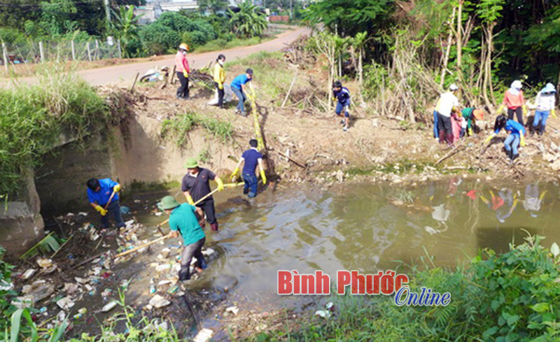 Đoàn viên, thanh niên và các hội viên hội đoàn thể dọn vệ sinh suối Đồng Tiền đoạn qua phường Tân Xuân