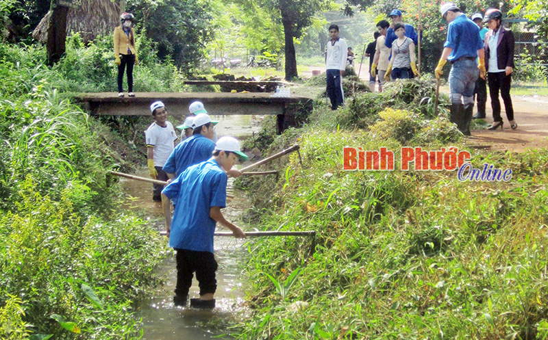 Các hội viên hội đoàn thể dọn vệ sinh suối Đồng Tiền đoạn qua phường Tân Thiện