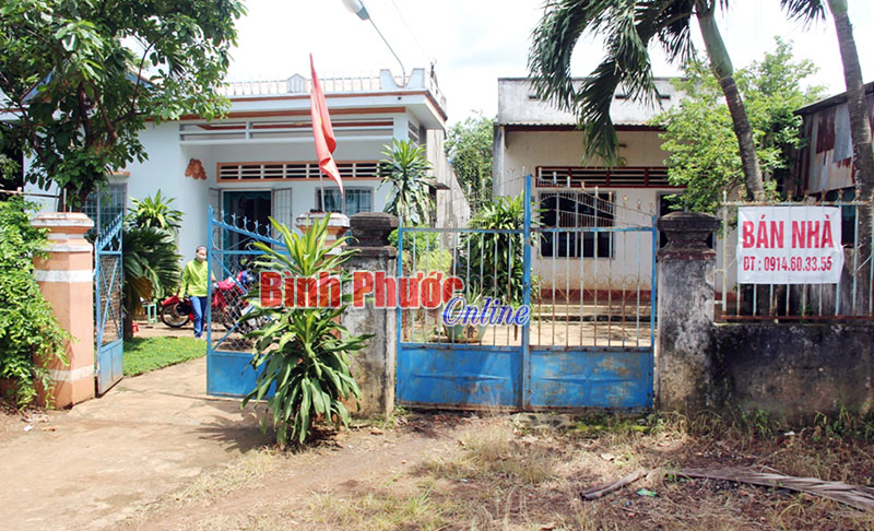 Ng&ocirc;i nh&agrave; b&agrave; V&ograve;ng (b&ecirc;n phải) l&agrave; nguồn gốc xảy ra tranh chấp 