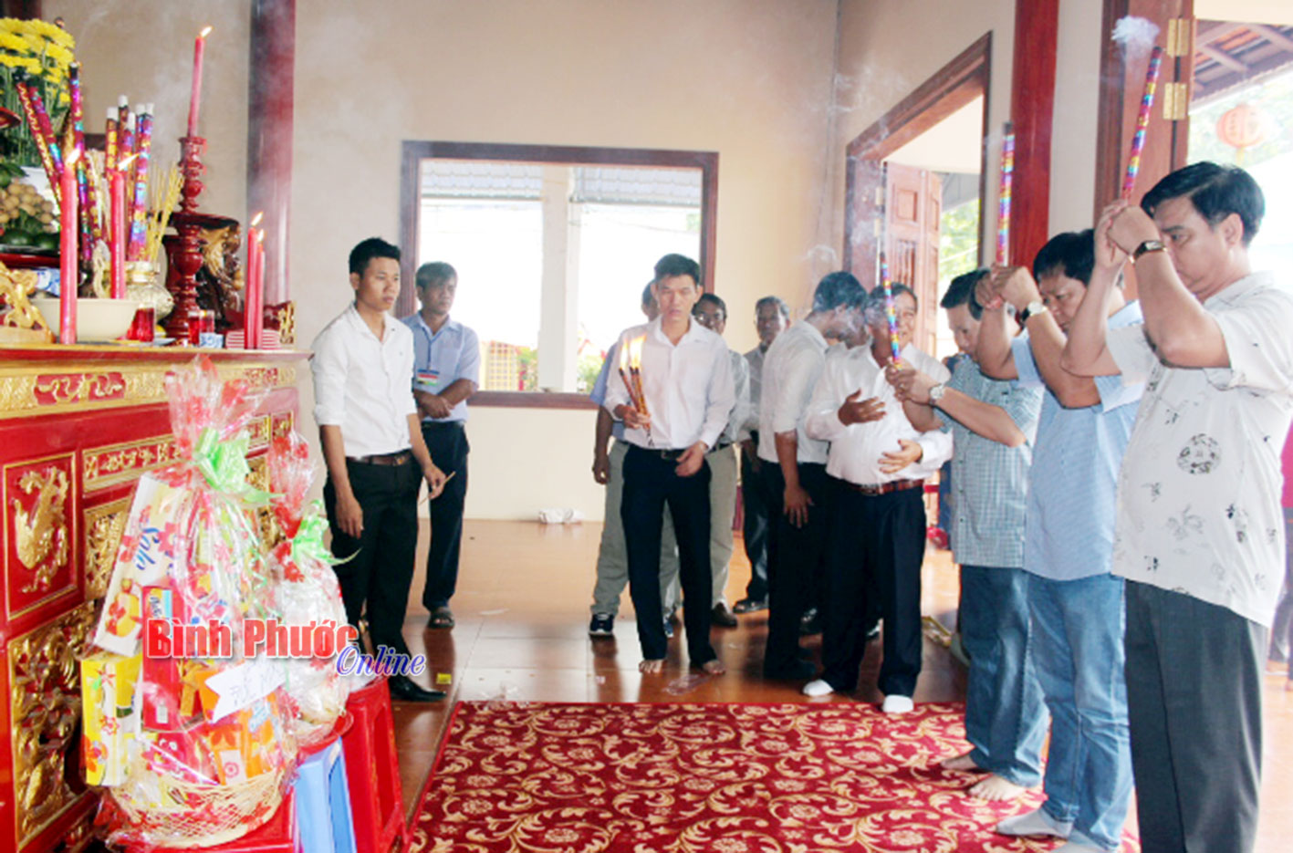 L&atilde;nh đạo v&agrave; nh&acirc;n d&acirc;n d&acirc;ng hương tưởng nhớ c&aacute;c bậc tiền hiền tại lễ Cầu b&ocirc;ng