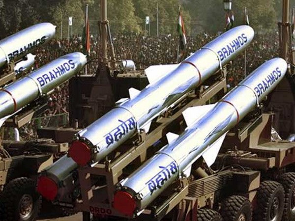 Ấn Độ điều tên lửa BrahMos bảo vệ khu vực giáp Trung Quốc