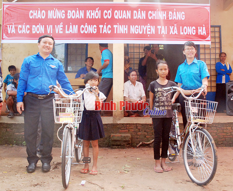 Lãnh đạo Đoàn khối cơ quan Dân chính Đảng tặng xe đạp cho 2 em học sinh nghèo xã Long Hà