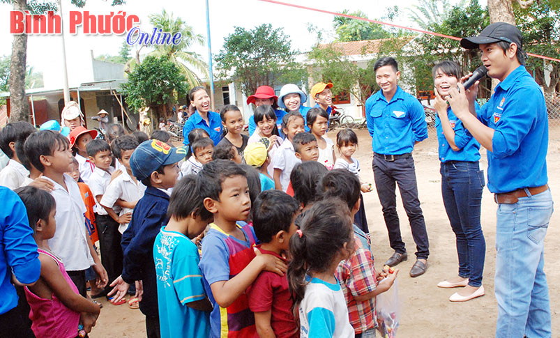 Đoàn viên thanh niên tổ chức sân chơi cho trẻ em vùng đồng bào dân tộc thiểu số ở thôn Phu Mang 3, xã Long Hà