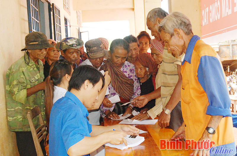 Rất đông đồng bào nghèo ở thôn Phu Mang 3 đến ghi phiếu để được khám, tư vấn bệnh