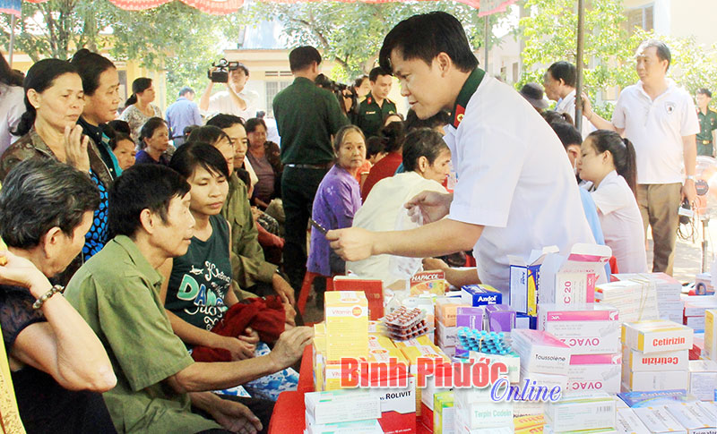 Y, bác sĩ Bệnh viện Quân dân y 16 khám, chữa bệnh và cấp thuốc miễn phí cho hộ nghèo ở Tân Phước
