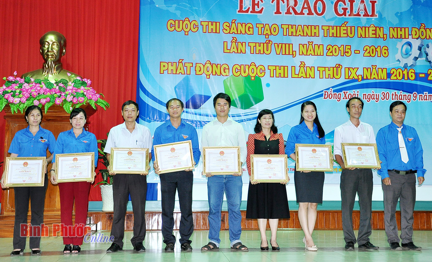 Bí thư Thị đoàn Đồng Xoài Tạ Thanh Bình trao giấy khen cho các cá nhân có thành tích xuất sắc trong công tác triển khai cuộc thi