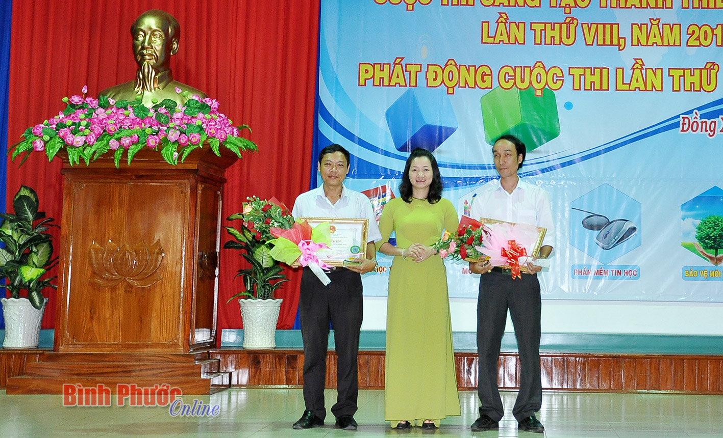 Phó chủ tịch UBND thị xã Bùi Thị Minh Thúy trao giải nhất và nhì đồng đội cho Trường THPT Đồng Xoài và Hùng Vương