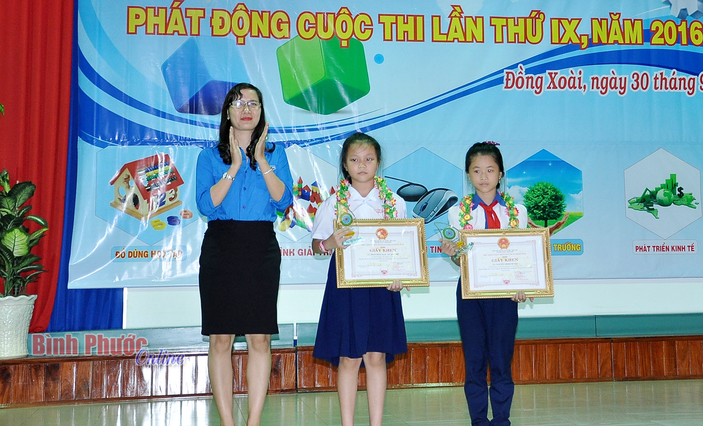 Phó bí thư Thị đoàn Đồng Xoài Nguyễn Thị Hằng trao giải cho thí sinh nhỏ tuổi nhất và thí sinh có sản phẩm đẹp nhất 
