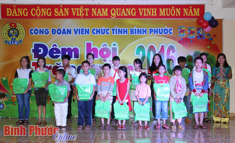 100 em thiếu nhi khối c&ocirc;ng đo&agrave;n được C&ocirc;ng đo&agrave;n vi&ecirc;n chức tỉnh tặng qu&agrave; trung thu