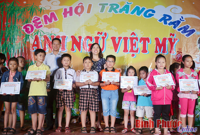 Nh&agrave; gi&aacute;o ưu t&uacute; Mạc Thị Thanh B&igrave;nh, Trưởng ph&ograve;ng GD-ĐT huyện trao học bổng cho học sinh c&oacute; ho&agrave;n cảnh kh&oacute; khăn