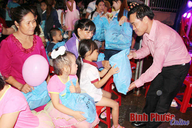 Trung t&acirc;m hỗ trợ thanh ni&ecirc;n c&ocirc;ng nh&acirc;n trao 600 phần qu&agrave; cho c&aacute;c em thiếu nhi tại Khu c&ocirc;ng nghiệp Bắc Đồng Ph&uacute;