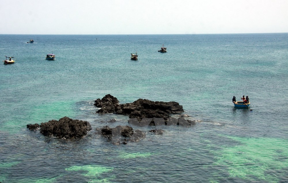 Với diện tích khoảng 0,69km2, dân số khoảng 400 người, đảo An Bình được bao bọc bởi những vách đá nham thạch nhô cao hòa lẫn cùng trời và biển tạo ra những cảnh quan kỳ thú