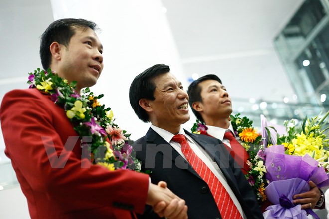 Bộ trưởng Nguyễn Ngọc Thiện (giữa) bên cạnh người hùng bắn súng Việt Nam Hoàng Xuân Vinh.
