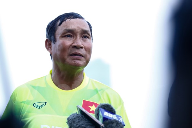Ông Chung bức xúc cho rằng trọng tài đã “cướp” mất chiến thắng của tuyển nữ Việt Nam.