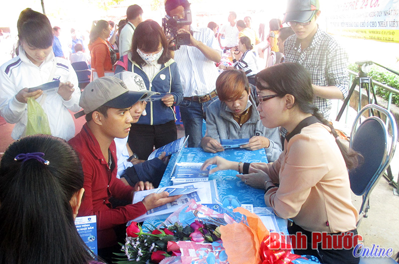 Số người nộp hồ sơ xin việc tại các khu công nghiệp trong tỉnh nhiều hơn xin đi xuất khẩu lao động trong phiên giao dịch việc làm ngày 23-3-2016 tại Trung tâm Dịch vụ việc làm tỉnh