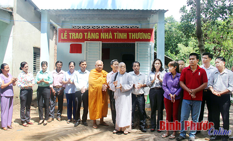 Hội Chữ thập đỏ xã cùng với lãnh đạo huyện Hớn Quản, xã Tân Quan và hội, đoàn thể trao nhà tình thương cho hội viên khó khăn