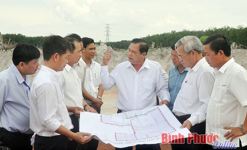 Chủ tịch UBND tỉnh Nguyễn Văn Trăm và lãnh đạo một số sở, ngành kiểm tra tiến độ xây dựng hạ tầng Khu công nghiệp Becamex - Bình Phước -  Ảnh: T. Mảng