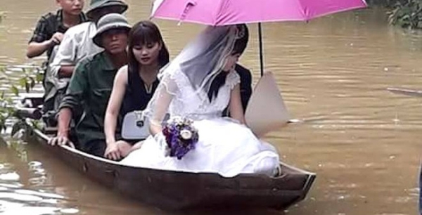 Chùm ảnh: Thích thú với những đám cưới rộn ràng bất chấp mưa lũ ở miền Trung - Ảnh 5.