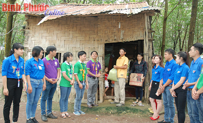 Các thành viên CLB kỹ năng Hoa Chuông Xanh tặng quà và động viên gia đình khó khăn ở xã Tân Phước