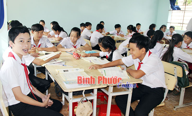 Sĩ số lớp 73 Trường THCS Thanh Hòa (Bù Đốp) đông, gây khó khăn cho giáo viên đi lại để quan sát, kiểm tra sự nghiên cứu, học tập của học sinh theo chương trình VNEN