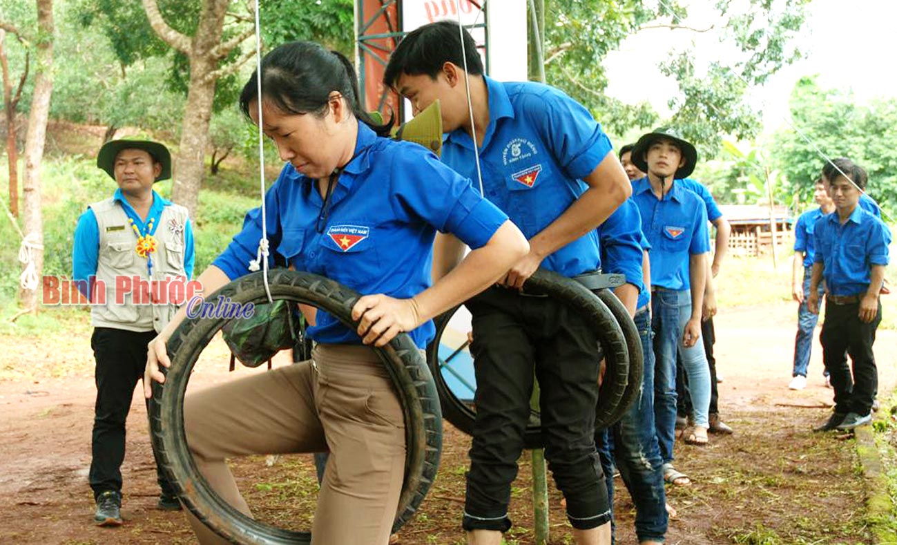 Vượt qua “chiếc vòng gắn kết” là một trong những hoạt động nâng cao kỹ năng khéo léo, nhanh nhẹn cho thanh niên tham gia hội trại.