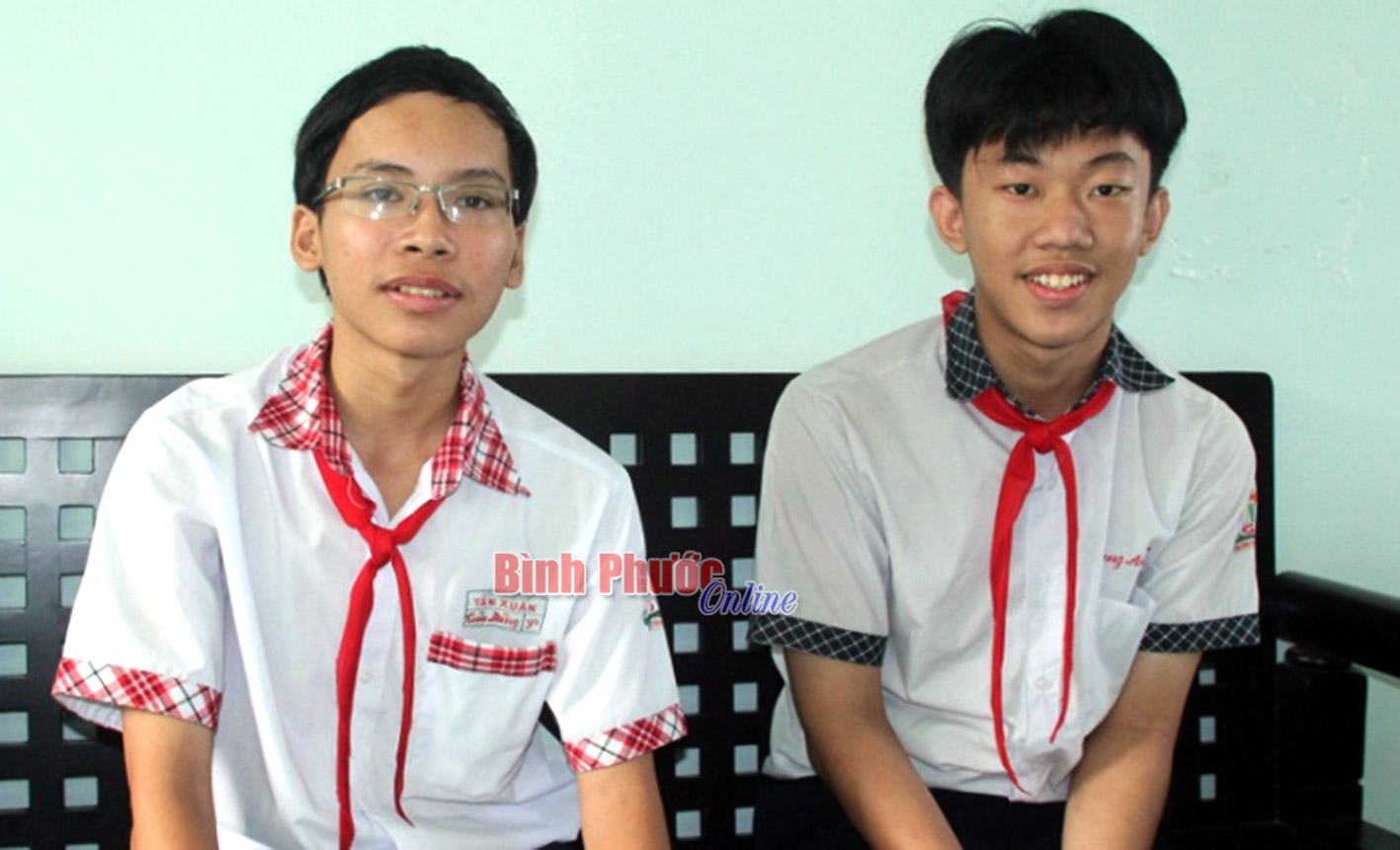 Võ Phạm Tấn Dũng (trái) và Nguyễn Hoàng An là 2 học sinh xuất sắc của Trường THCS Tân Xuân