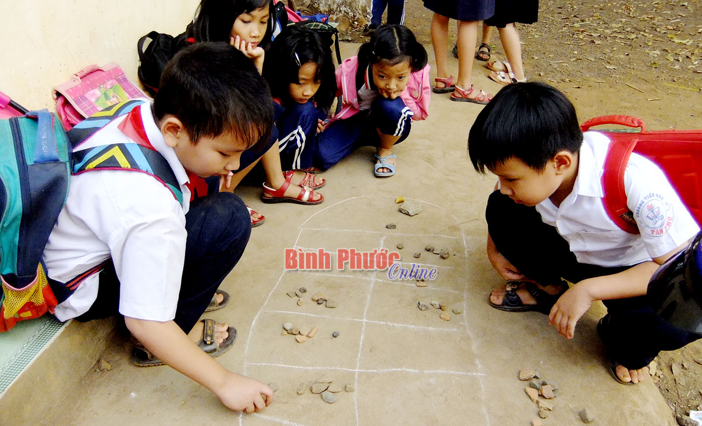 Học sinh Trường tiểu học Tân Phú (Đồng Xoài) vui chơi trước khi ra về. Ảnh chỉ có tính chất minh họa - Ảnh: S.H