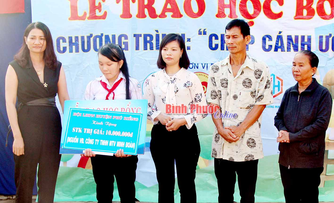 Nguyễn Thị Bích Trâm nhận học bổng chắp cánh ước mơ vào ngày 21-11 vừa qua