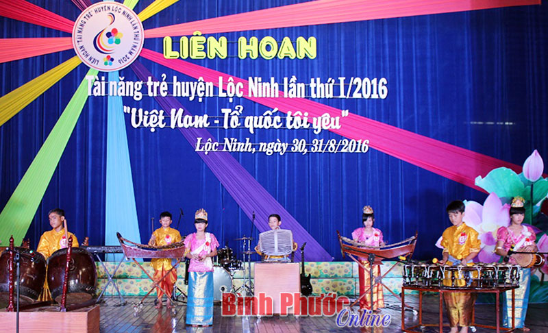 Dàn nhạc ngũ âm của Trường phổ thông DTNT-THCS huyện Lộc Ninh biểu diễn tại liên hoan tìm kiếm tài năng trẻ huyện Lộc Ninh lần 1/2016