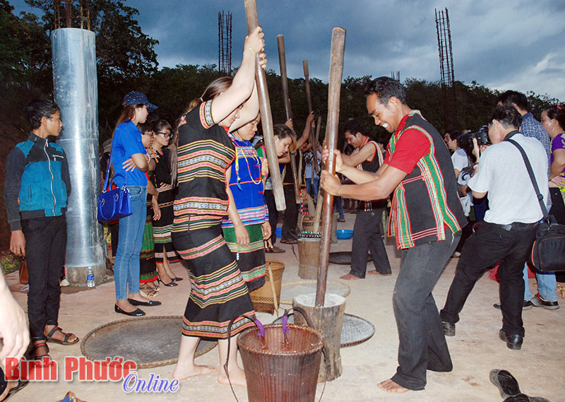 C&aacute;c cặp đ&ocirc;i trai g&aacute;i S&rsquo;ti&ecirc;ng thi nhau gi&atilde; gạo