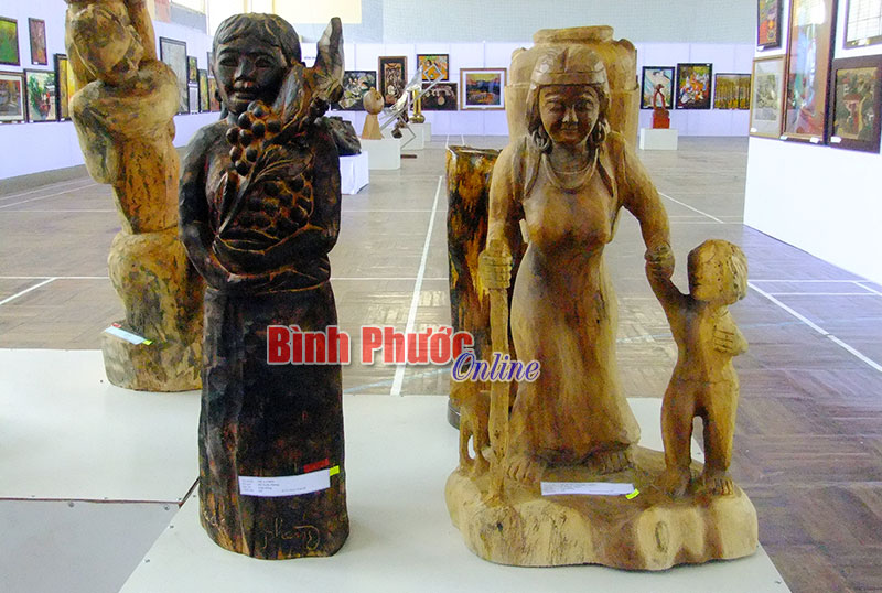 B&igrave;nh Phước chưa c&oacute; nhiều t&aacute;c phẩm c&oacute; gi&aacute; trị cao về tư tưởng nghệ thuật... Trong ảnh: T&aacute;c phẩm nghệ thuật ở triển l&atilde;m mỹ thuật Đ&ocirc;ng Nam bộ tại B&igrave;nh Phước năm 2011 (ảnh minh họa) - Ảnh: S.h