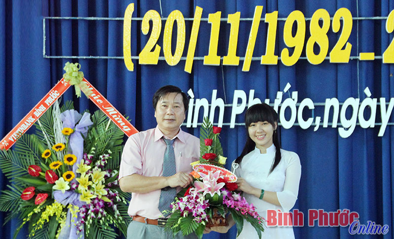 Thầy Nguyễn Thanh Phú, Hiệu trưởng nhà trường nhận lẵng hoa tươi thắm từ các em sinh viên