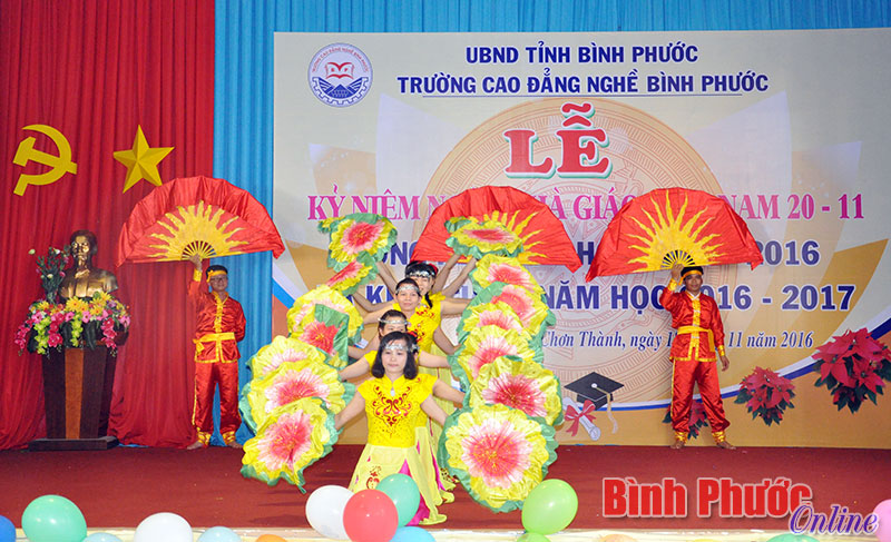 Tiết mục văn nghệ chào mừng ngày Nhà giáo Việt Nam năm 2016 tại lễ kỷ niệm