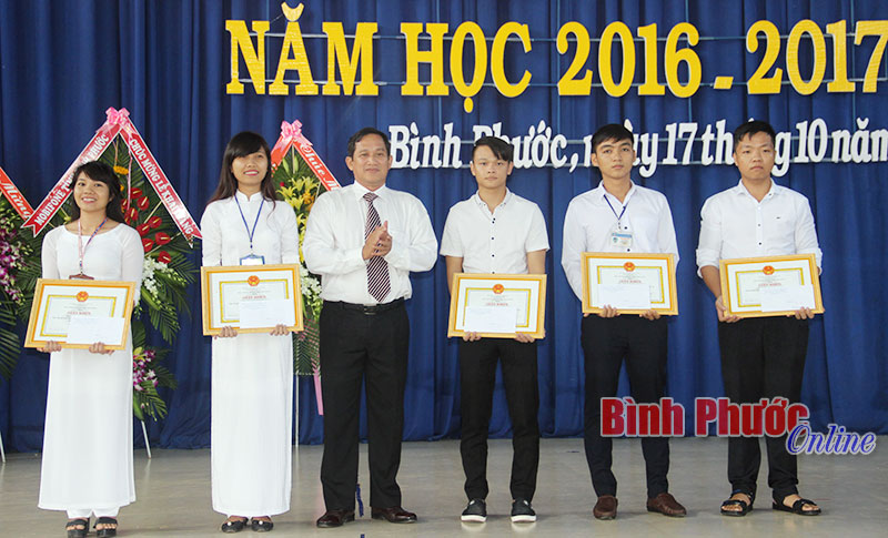 Giám đốc Sở GD-ĐT Nguyễn Văn Hùng trao giấy khen cho 5 tập thể lớp có thành tích xuất sắc năm học 2015-2016