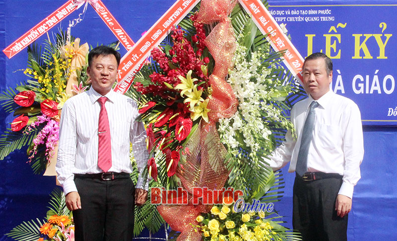 Thay mặt lãnh đạo tỉnh, Phó chủ tịch UBND tỉnh Huỳnh Anh Minh tặng lẵng hoa tươi thắm cùng những lời chúc tốt đẹp đến thầy và trò nhà trường