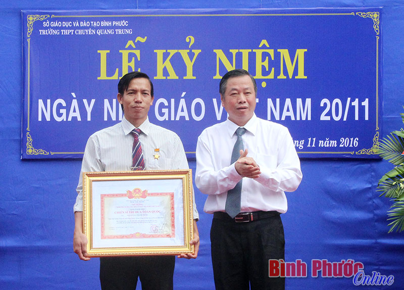 Phó chủ tịch UBND tỉnh Huỳnh Anh Minh trao tặng danh hiệu Chiến sĩ thi đua toàn quốc cho thầy Nguyễn Hà Thanh Phong 