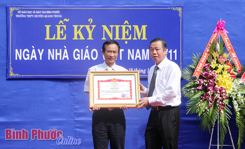 Thừa ủy quyền của Thủ tướng Chính phủ, Phó chủ tịch UBND tỉnh Huỳnh Anh Minh trao tặng bằng khen cho thầy Hà Văn Quyền, Phó hiệu trưởng nhà trường