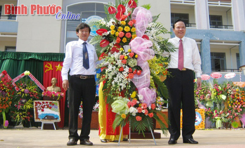 Đồng chí Lê Văn Châu, Phó bí thư Tỉnh ủy tặng lẵng hoa chúc mừng các thầy, cô giáo trường THPT chuyên Bình Long