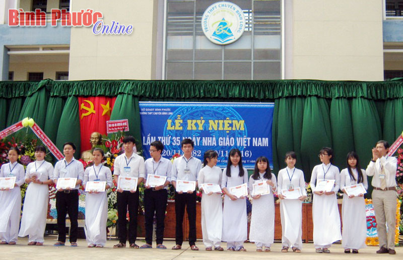 Các em học sinh được khen thưởng nhân kỷ niệm Ngày nhà giáo Việt Nam 20-11